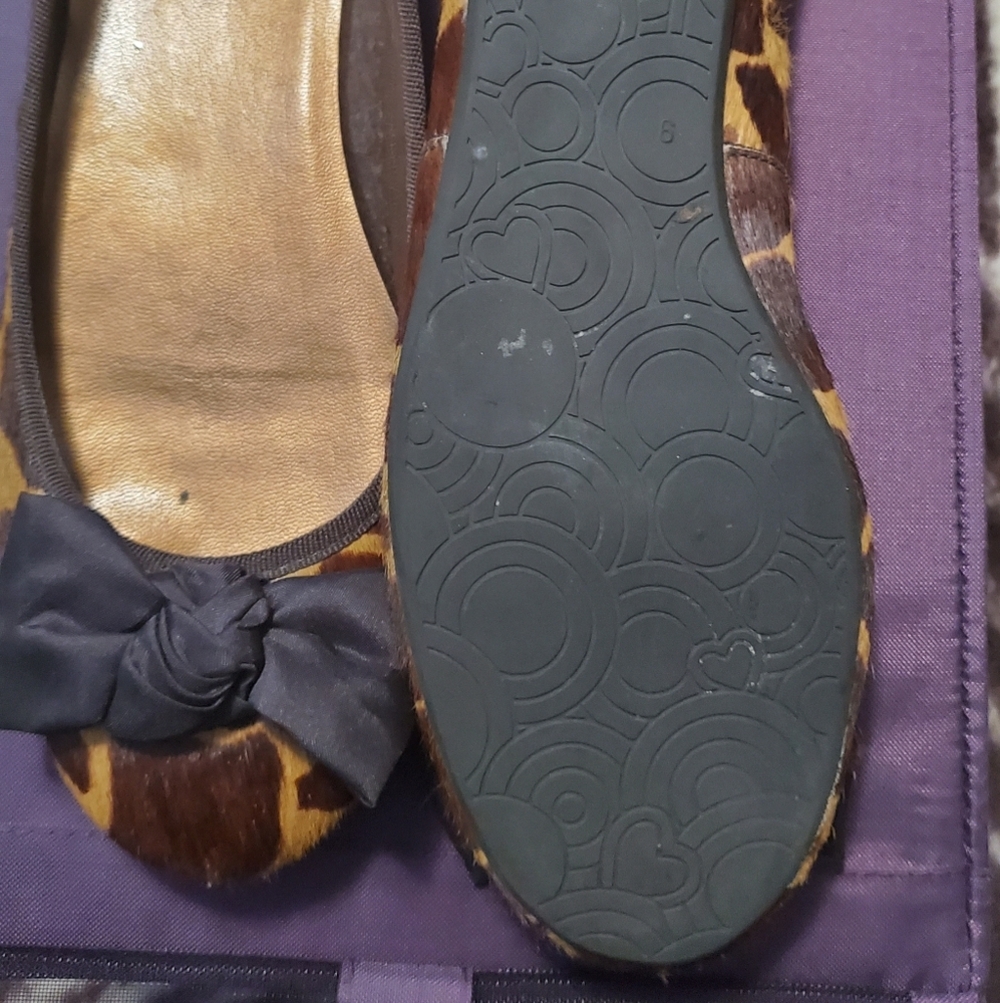Flats with bow